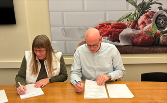 /media/hypjoeog/dsm-industri-anette-s-larsen-og-leif-wilson-skriver-under-paa-ok25.jpeg?rxy=0.5143111409039163,0.1733718218777902&width=340&height=210&v=1daf789d93f3770