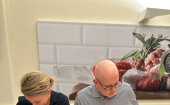/media/md3puotf/dsm-mette-bisgaard-og-leif-wilson-skriver-under-2.jpg?rxy=0.5143111409039163,0.1733718218777902&width=340&height=210&v=1daf789d93f3770